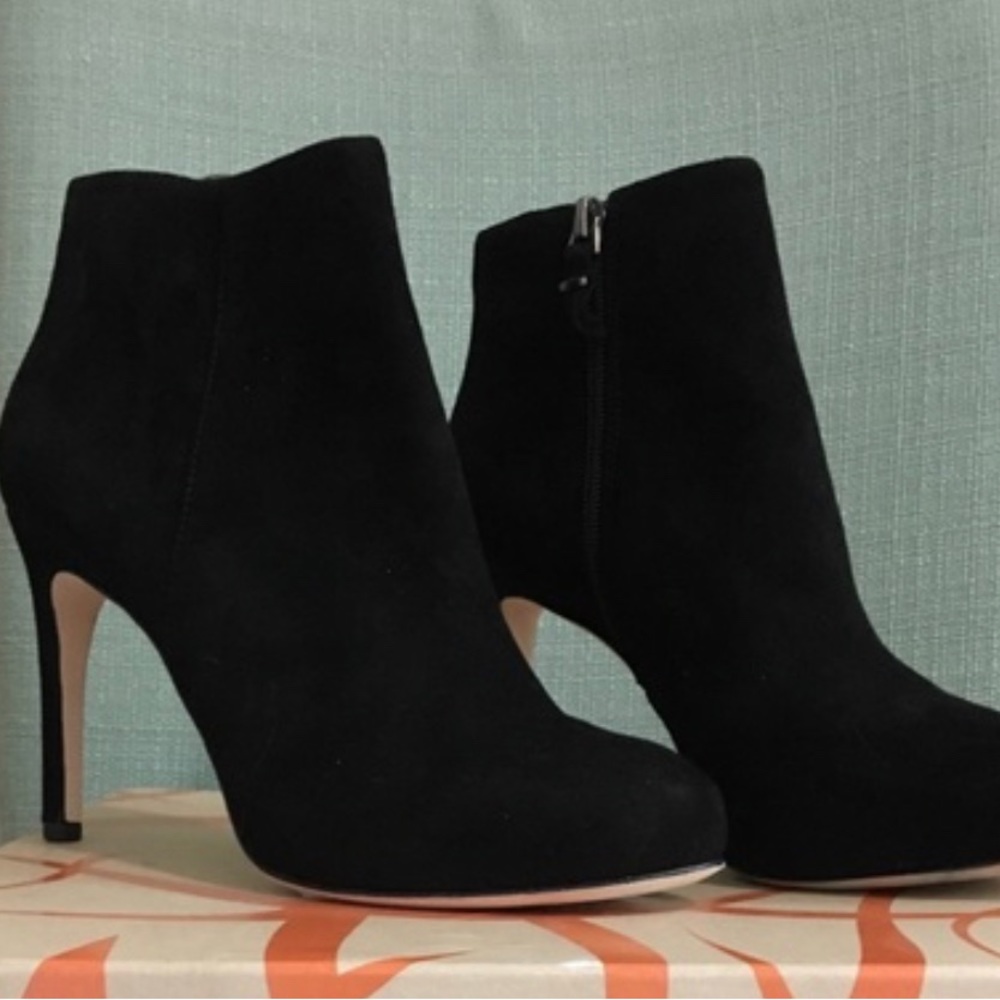 Via Spiga Booties, suede sz 9- blk, nwot